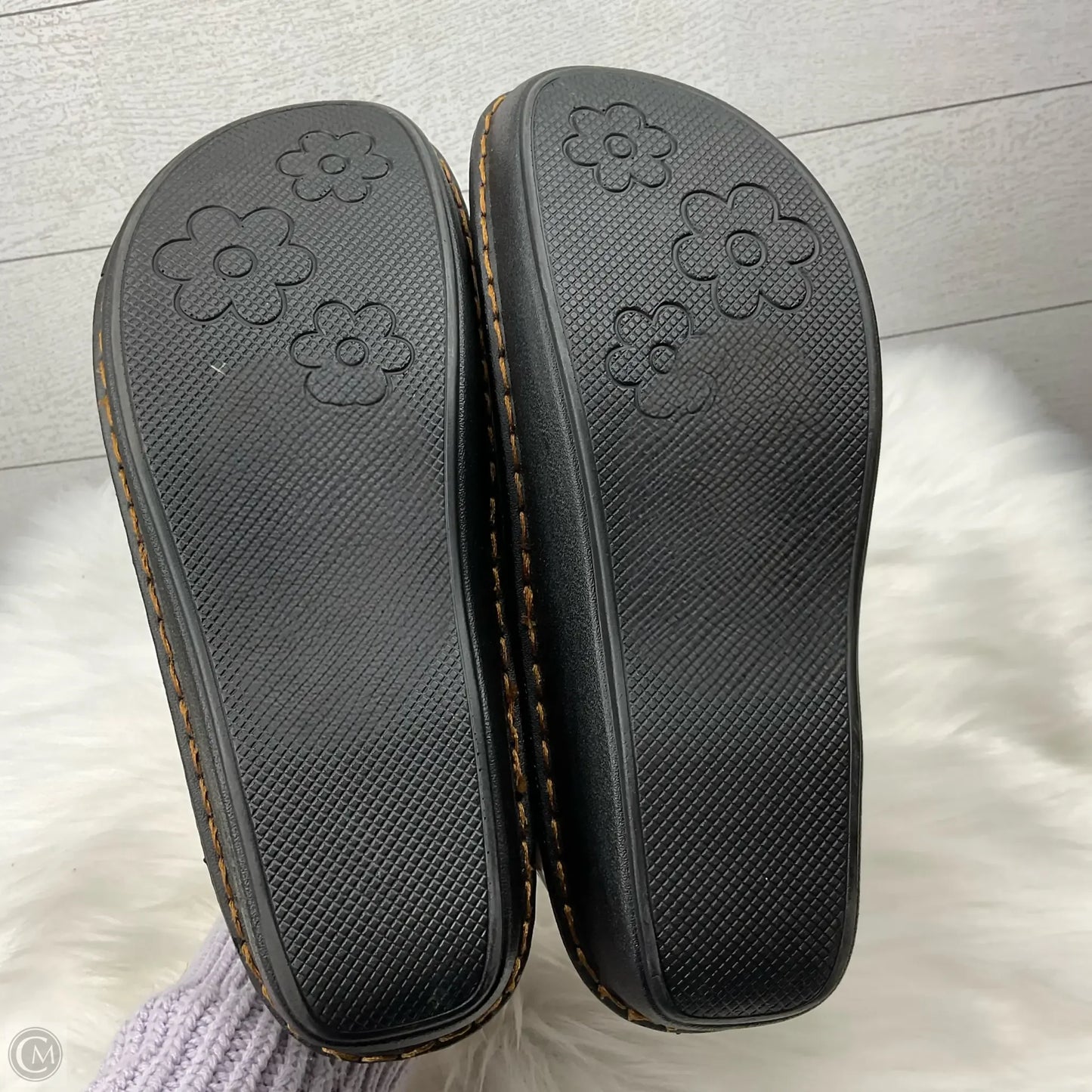 Shoes Flats By Clothes Mentor In Silver, Size: 8.5