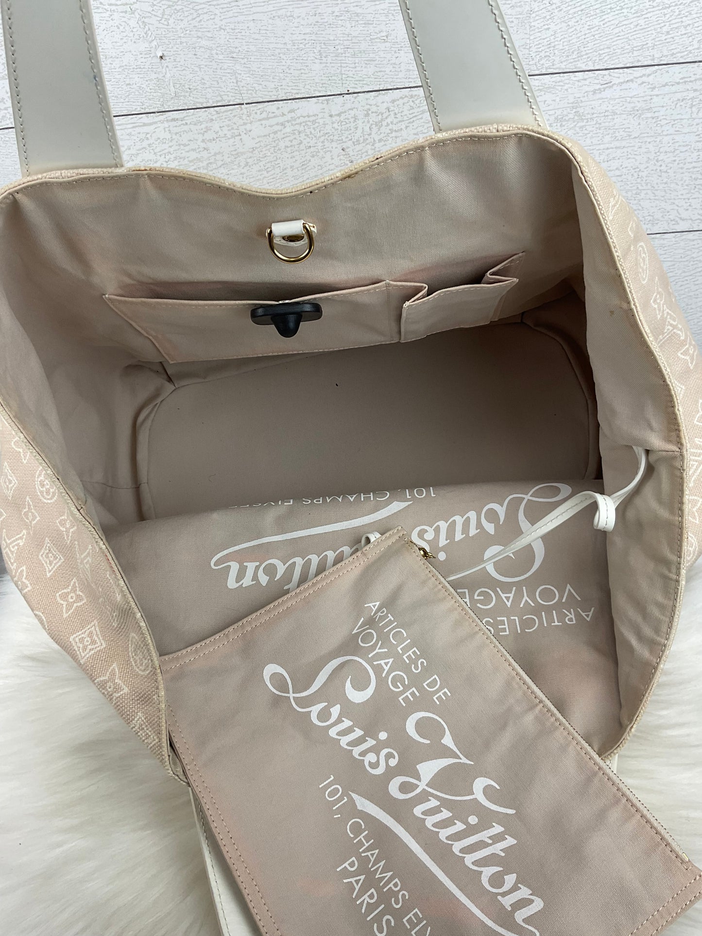 Handbag Luxury Designer By Louis Vuitton, Size: Large