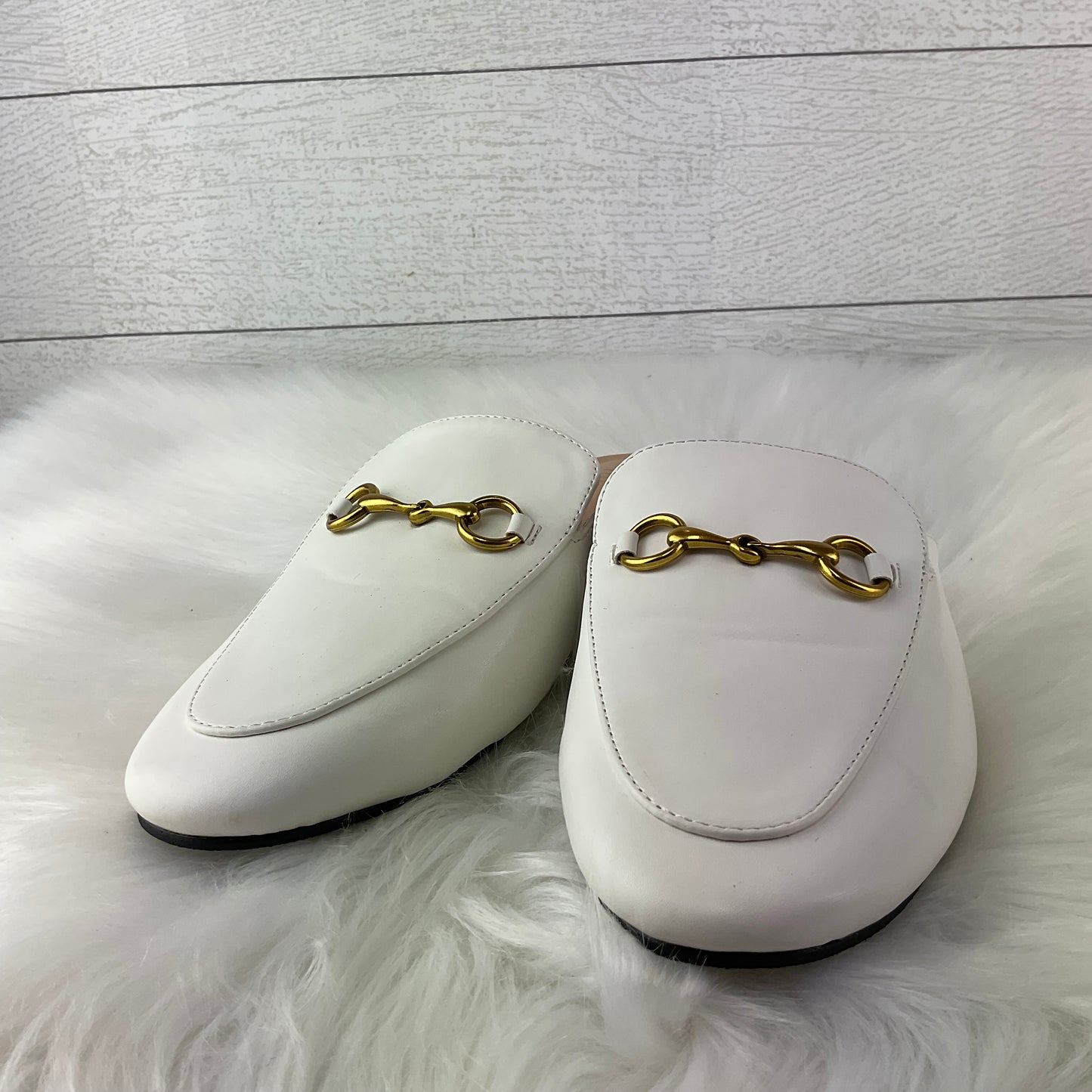 Shoes Flats By Clothes Mentor In White, Size: 9