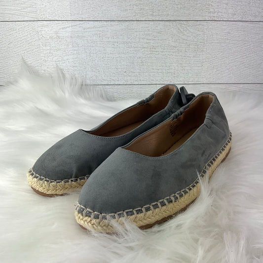 Shoes Flats By Clothes Mentor In Grey, Size: 7