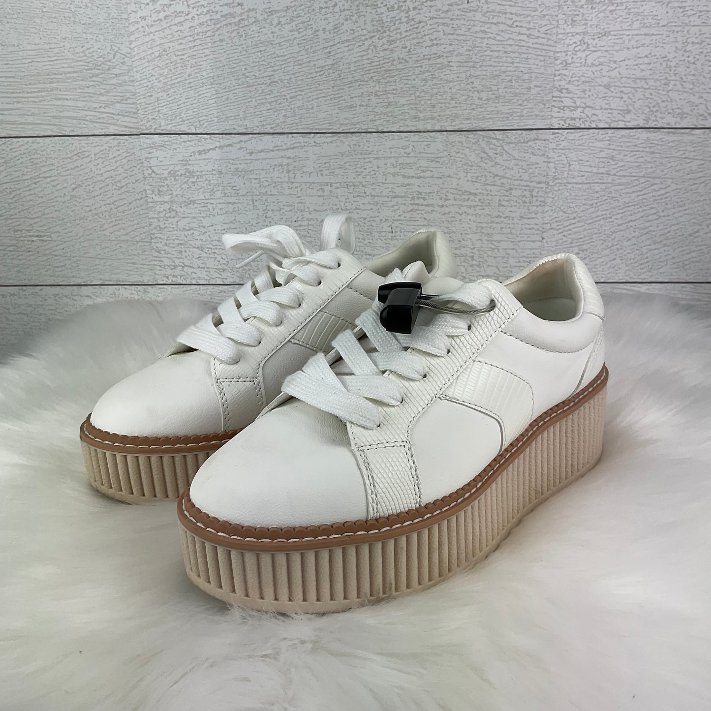 Shoes Sneakers By Dolce Vita In White, Size: 7.5