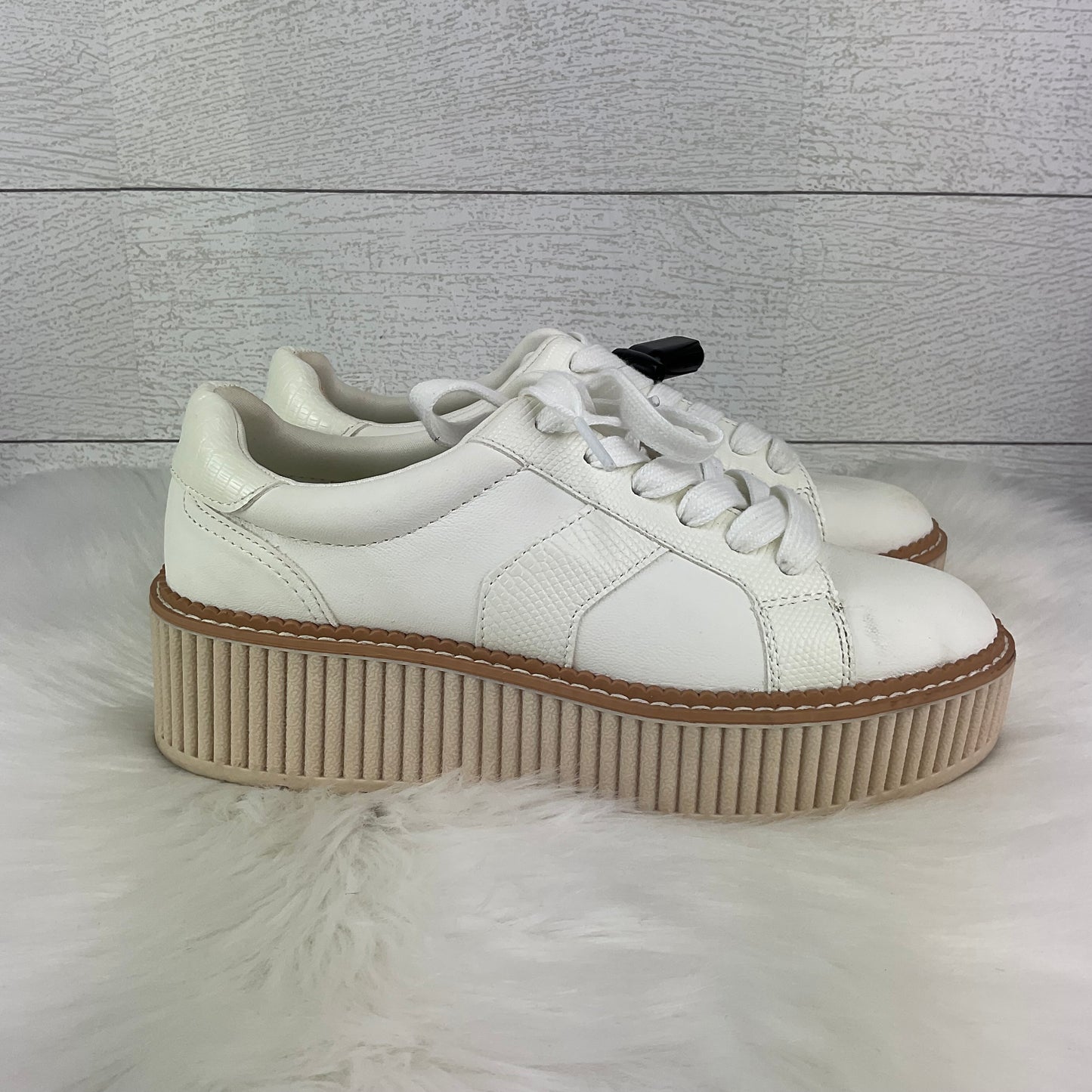 Shoes Sneakers By Dolce Vita In White, Size: 7.5