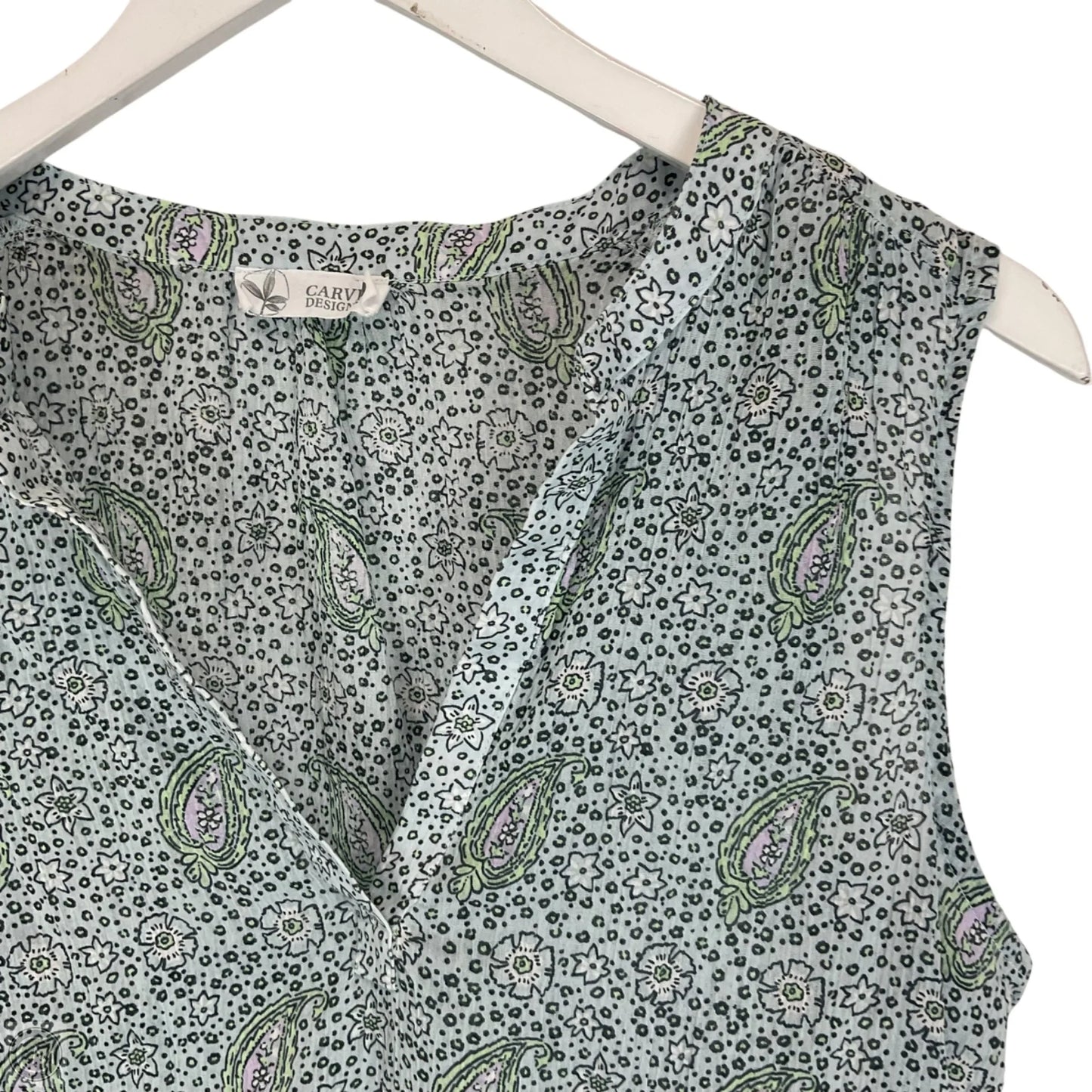 Top Sleeveless By Carve Designs In Grey, Size: L