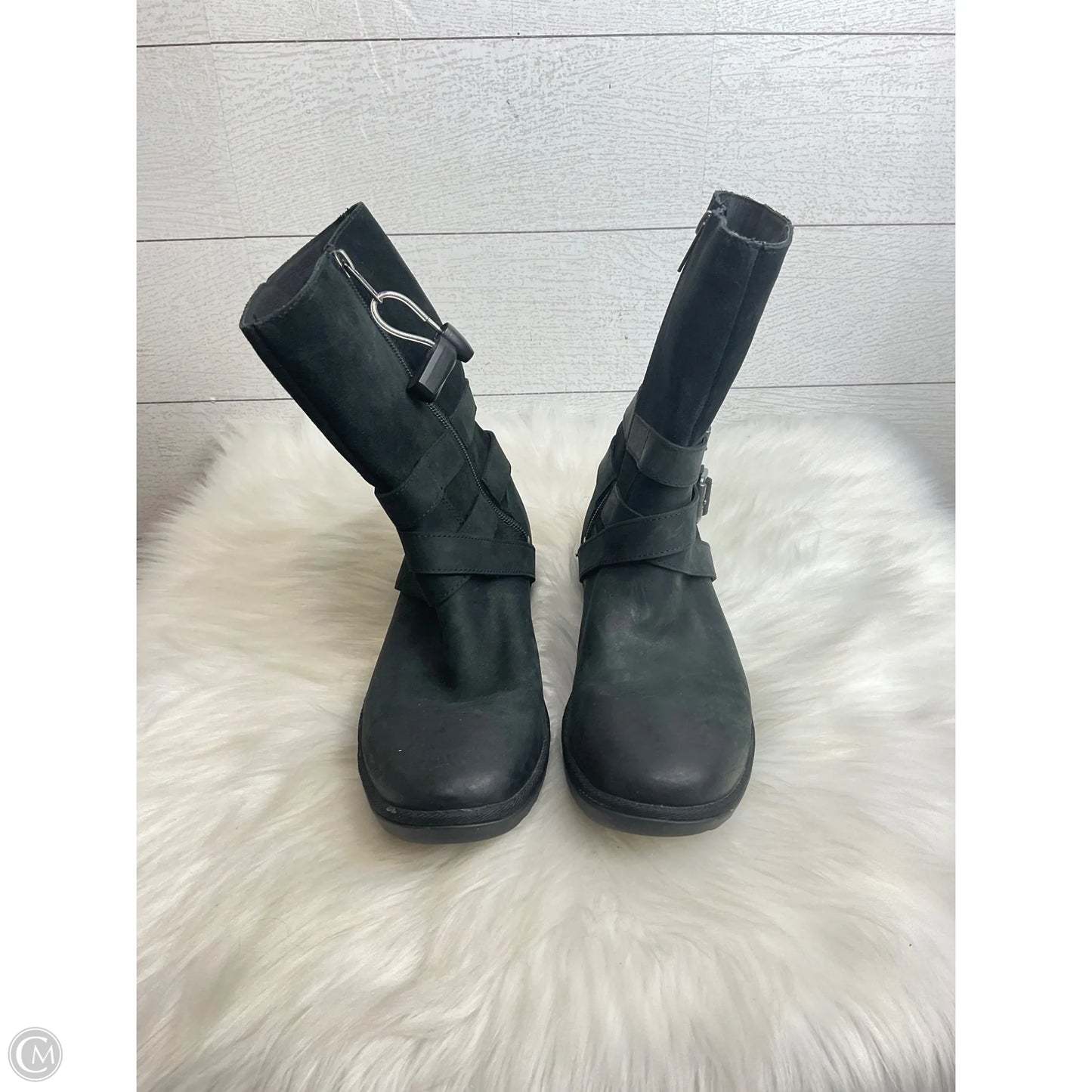 Boots Designer By Ugg In Black, Size: 8