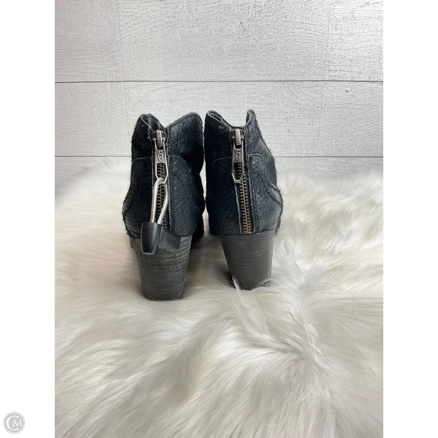 Boots Designer By Ugg In Black, Size: 8